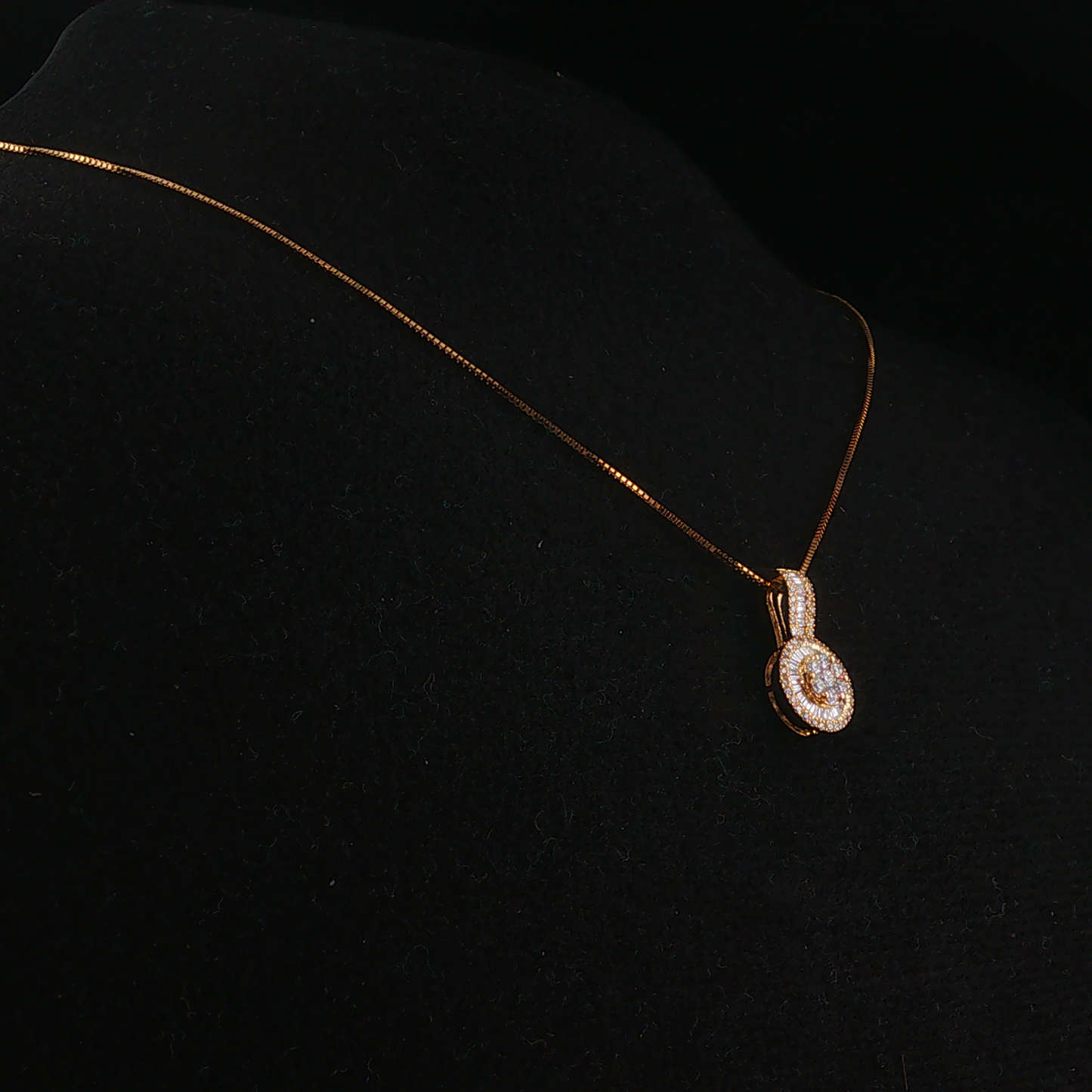 Natural Diamond Circular Cluster Pendant Necklace in Yellow Gold