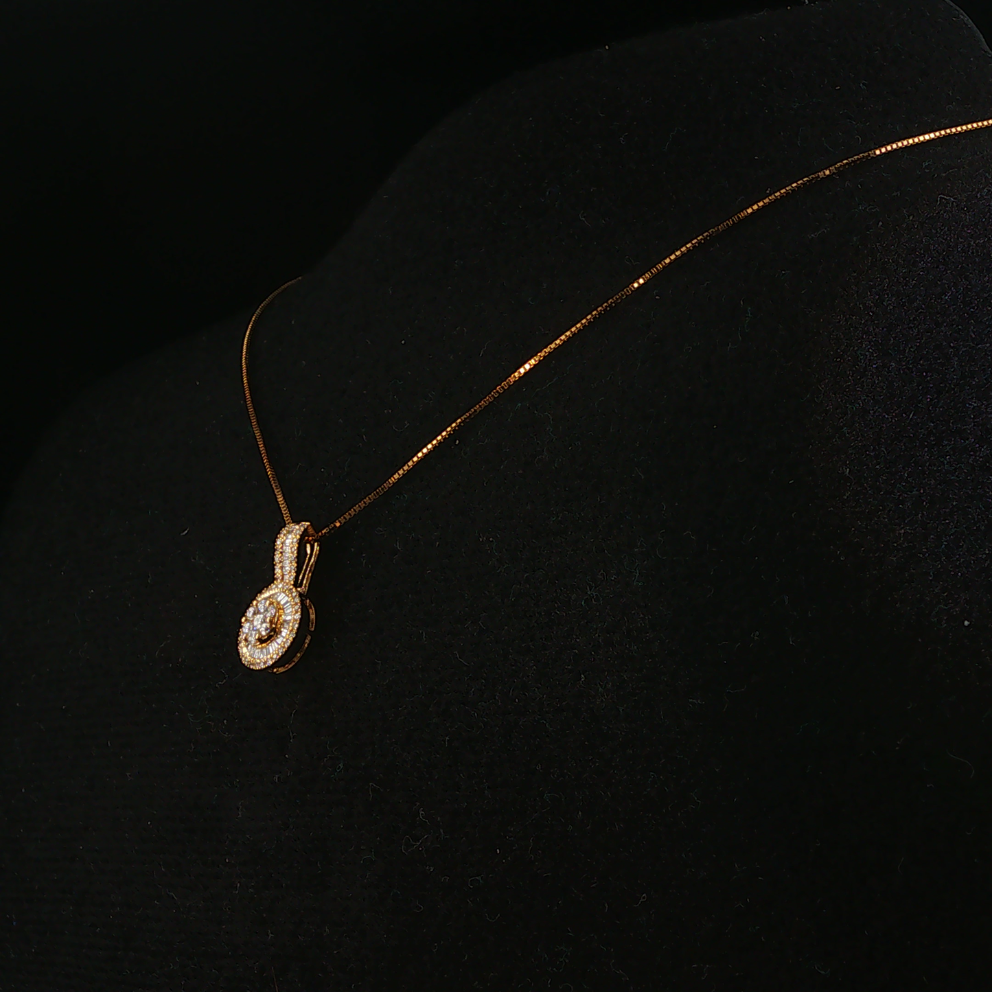 Natural Diamond Circular Cluster Pendant Necklace in Yellow Gold